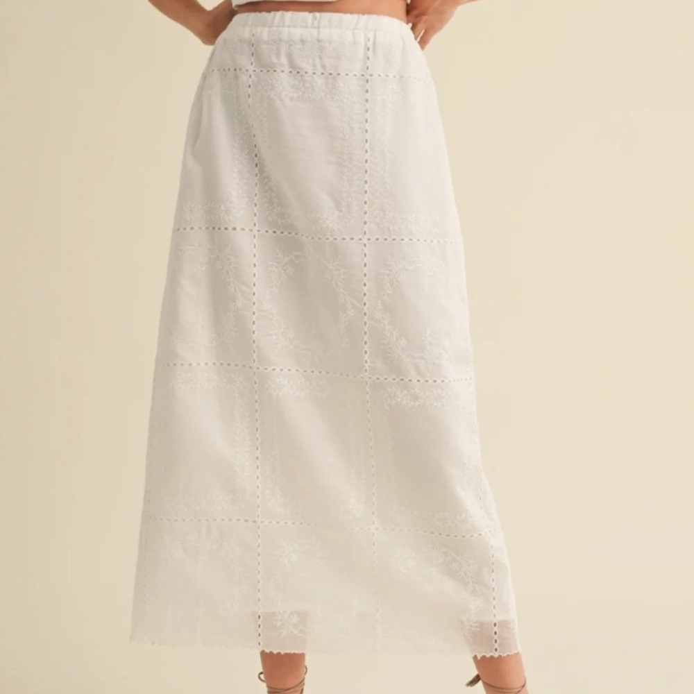 Elegant White Lace Skirt - Picture 5 of 6